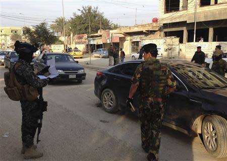 Iraqi security forces take part in an intensive security deployment in Ramadi, 100 km (62 miles) west of Baghdad January 26, 2014. REUTERS/Stringer