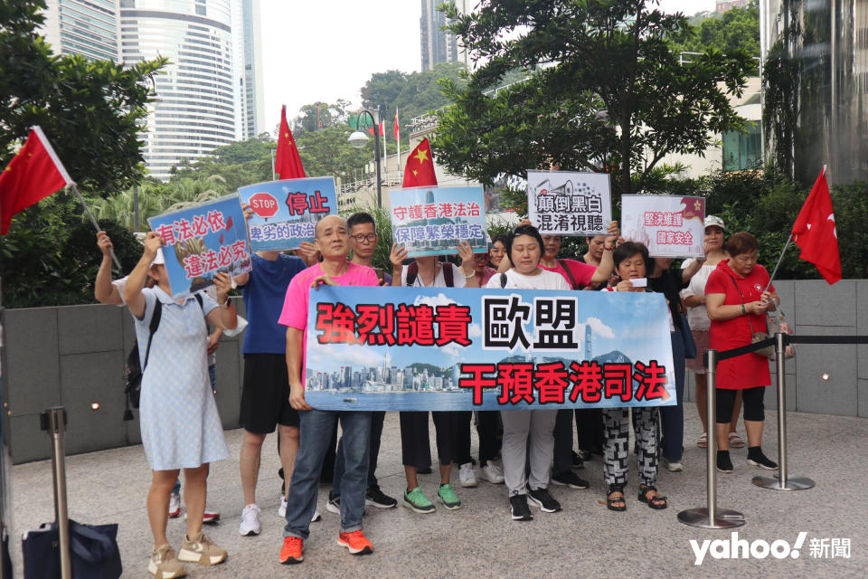 逾 10 名市民到位於中環花園道的歐盟駐香港及澳門辦事處外聚集
