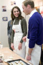 Gemeinsame Hobbys sind immer gut: Kate und William backen bei einem Besuch eines Londoner Obdachlosenheimes kurz vor Weihnachten. Wer weiß, wie oft sie dazu kommen, Plätzchen zu backen? (Bild: Rex)