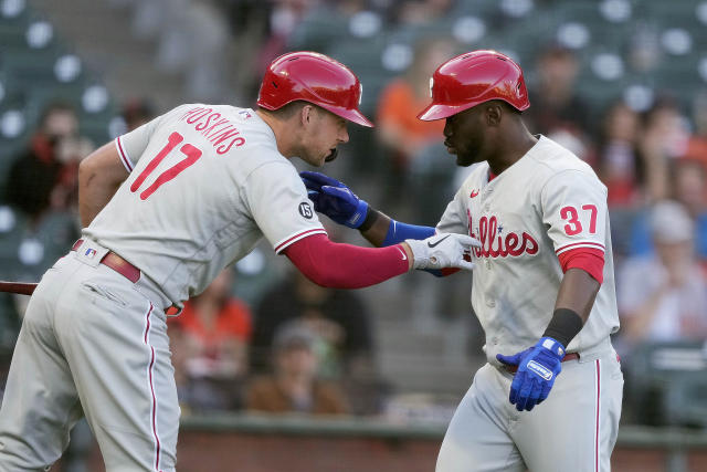 Hoskins breaks out of slump with 6 RBIs, Phillies top Giants