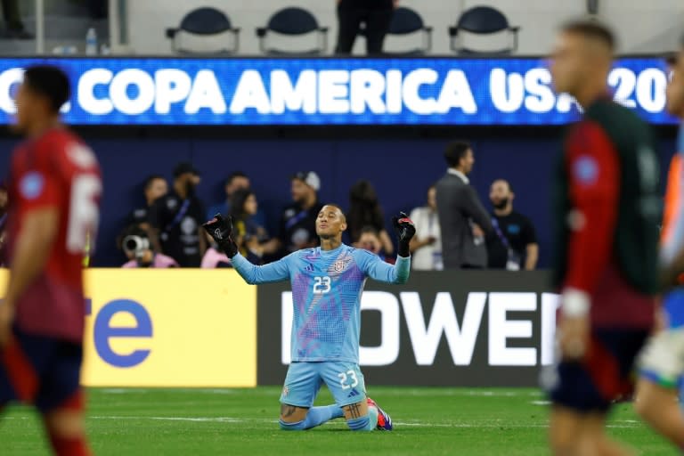 El costarricense Patrick Sequeira reza al final del partido del lunes ante Brasil. (Buda Mendes)