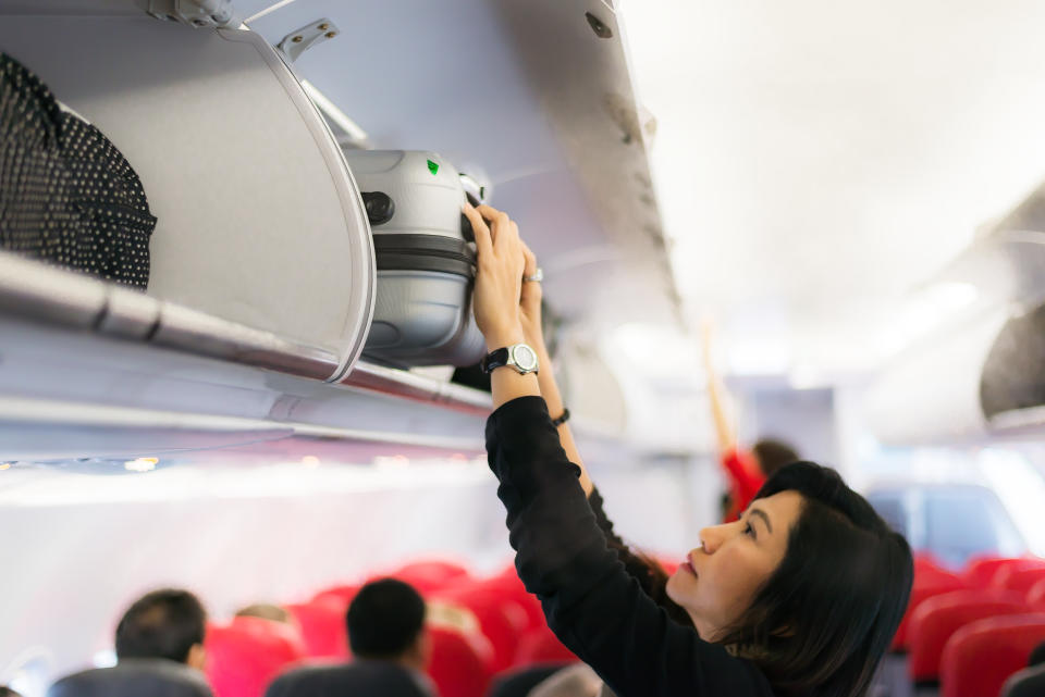 Una medida que también ha llevado a cabo Emirates y que proponen los TCP españoles es que el equipaje de mano de mayor tamaño no pueda llevarse en la cabina. Y es que los compartimentos superiores en los que se guarda son un punto de contacto frecuente al guardar o sacar las maletas o recoger algún objeto durante el vuelo. (Foto: Getty Images).