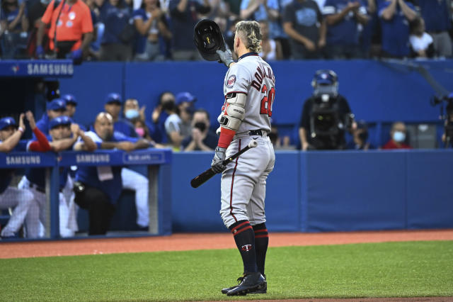 Josh Donaldson swaps jerseys with Vladimir Guerrero, Jr. in MVP moment