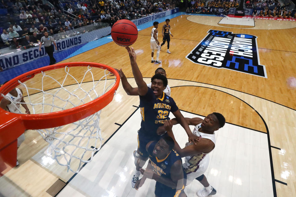 <p>Darnell Cowart #32 of the Murray State Racers attempts a shot against the Florida State Seminoles in the first half during the second round of the 2019 NCAA Men’s Basketball Tournament at XL Center on March 23, 2019 in Hartford, Connecticut. (Photo by Rob Carr/Getty Images) </p>