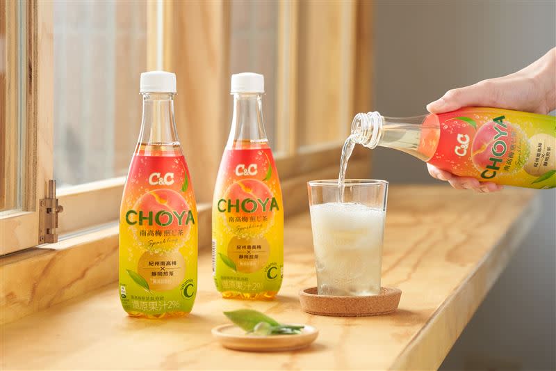 C&C x CHOYA南高梅煎じ茶氣泡飲結合梅子風味、靜岡煎茶香氣與碳酸氣泡的清涼暢快感。（圖／品牌業者提供）