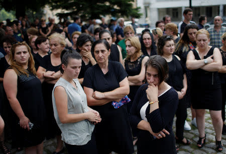 Grupos de personas asisten al funeral de mineros que perdieron la vida en un accidente en la mina Mindeli, de la compañía minera de carbón Saknakhshiri en Tkibuli, Georgia, el 21 de julio de 2018. REUTERS/David Mdzinarishvili