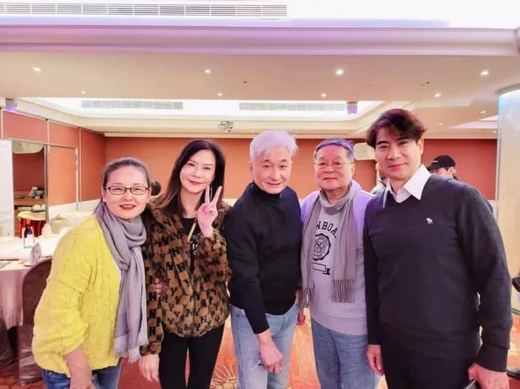崔浩然（中）去年現身花系列演員聚餐，左起為王淑娟、俞小凡、魏約翰、翁家明。翻攝崔浩然臉書