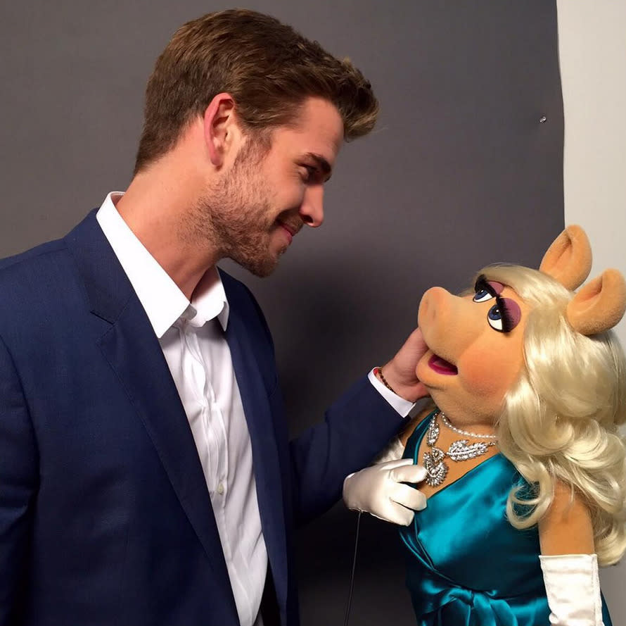 … an ihren jeweiligen ersten Instagram-Posts. Liam machte seine weiblichen Fans mit diesem romantischen Schnappschuss mit Miss Piggy eifersüchtig … (Bild: Instagram/Liam Hemsworth)