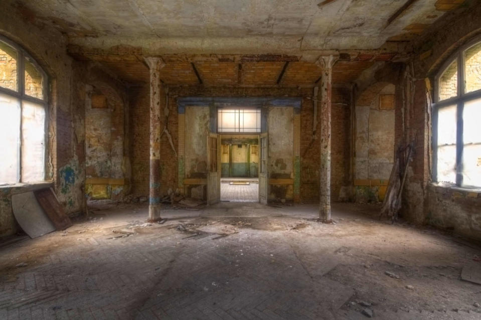 <p>An interior view of the rooms of an abandoned hospital which treated Adolf Hitler. (Roman Robroek/Caters News)</p>