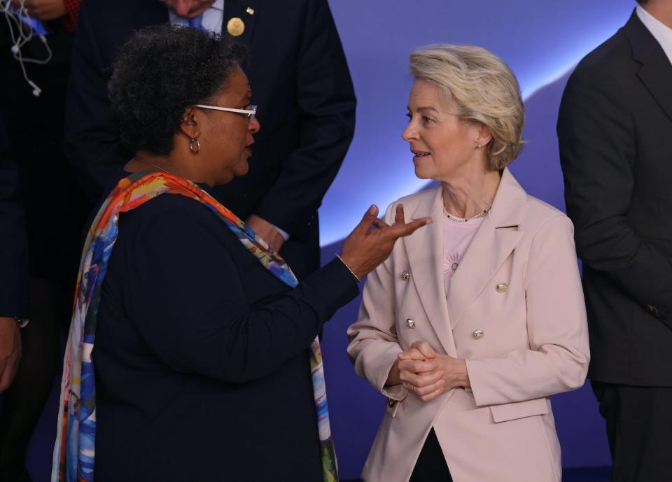 Mia Mottley, primera ministra de Barbados y defensora de la reforma financiera internacional, habla con la presidenta de la Comisión Europea, Ursula von der Leyen, en la cumbre del clima de noviembre de 2022. <a href="https://www.gettyimages.com/detail/news-photo/mia-mottley-prime-minister-of-barbados-chats-with-president-news-photo/1439748312?phrase=mia%20mottley&adppopup=true" rel="nofollow noopener" target="_blank" data-ylk="slk:Sean Gallup / Getty Images;elm:context_link;itc:0;sec:content-canvas" class="link ">Sean Gallup / Getty Images</a>