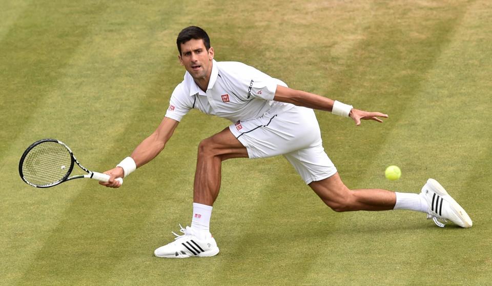 El tenista Novak Djokovic le devuelve un golpe a Kevin Anderson durante un partido de octavos de final del torneo de Wimbledon el 7 de julio de 2015 en Londres (AFP | Leon Neal)