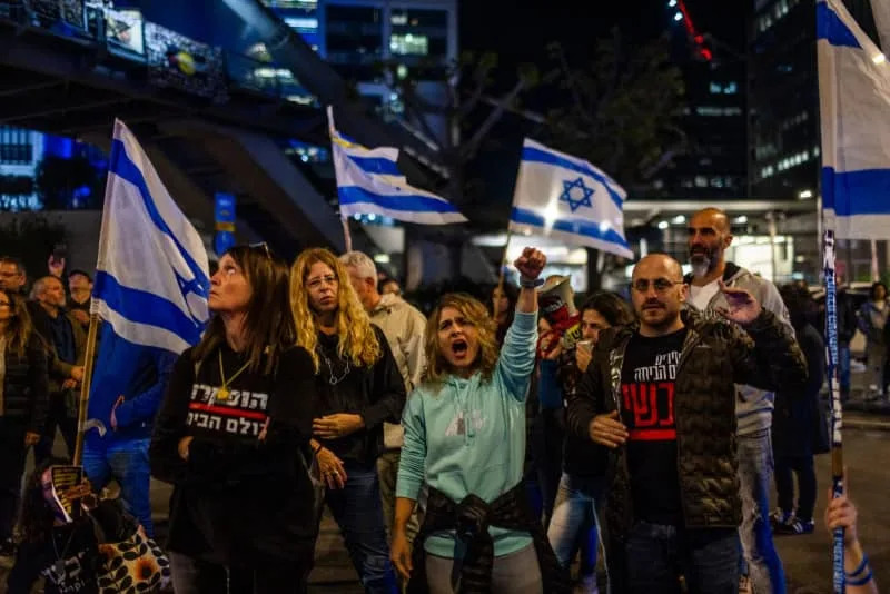 Protesters block road during a protest calling for immediate release of all the Israeli hostages in Gaza. Ilia Yefimovich/dpa