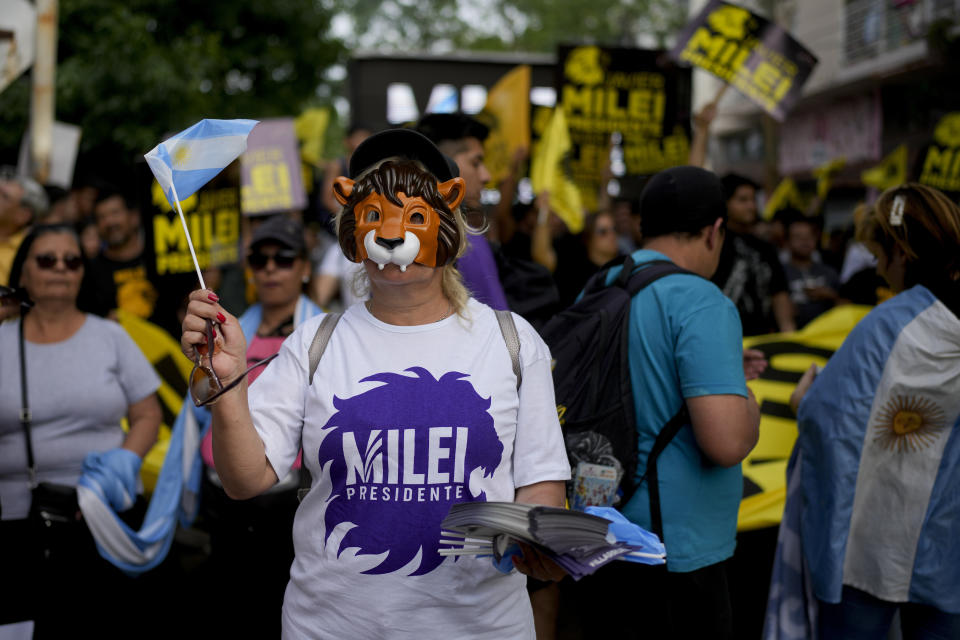 Una partidaria de Javier Milei, candidato presidencial de La Libertad Avanza, ondea una bandera argentina durante un mitin de campaña en Ezeiza, provincia de Buenos Aires, Argentina, el miércoles 15 de noviembre de 2023. (AP Foto/Natacha Pisarenko)