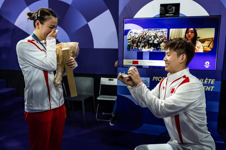 La medallista de oro de China, Huang Ya Qiong, recibe una propuesta de matrimonio de su pareja Liu Yuchen, tras el podio en la ceremonia de medallas del bádminton en dobles mixtos 