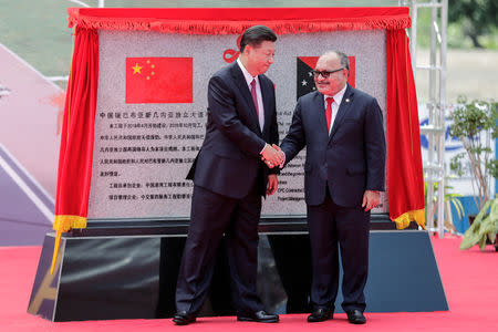 Chinese President Xi Jinping (L) and Papua New Guinea's Prime Minister Peter O'Neill shake hands after unveiling a plaque during the opening ceremony of the China-Aid PNG Independence Boulevard Project ahead of the APEC summit in Port Moresby, Papua New Guinea, 16 November 2018. Mast Irham/Pool via REUTERS