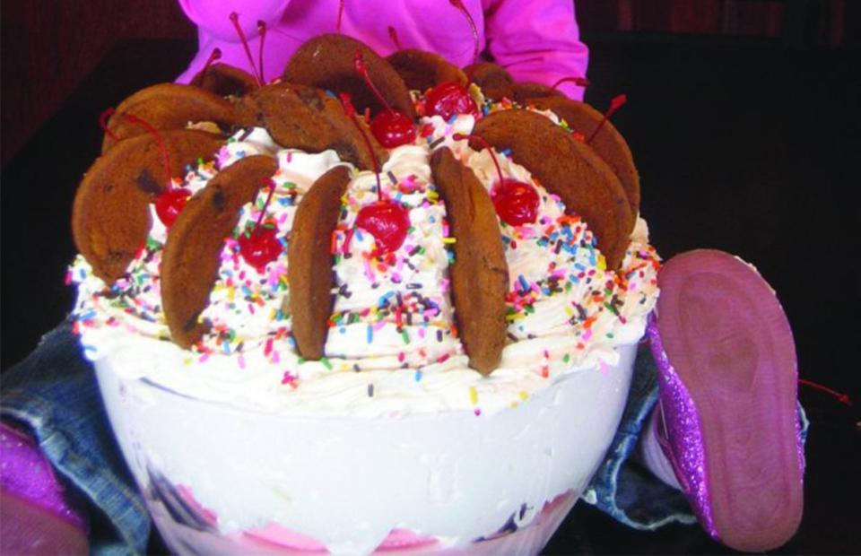 Mallie’s Sports Bar & Grill, Southgate, Mich.: Colossal Ice Cream Sundae