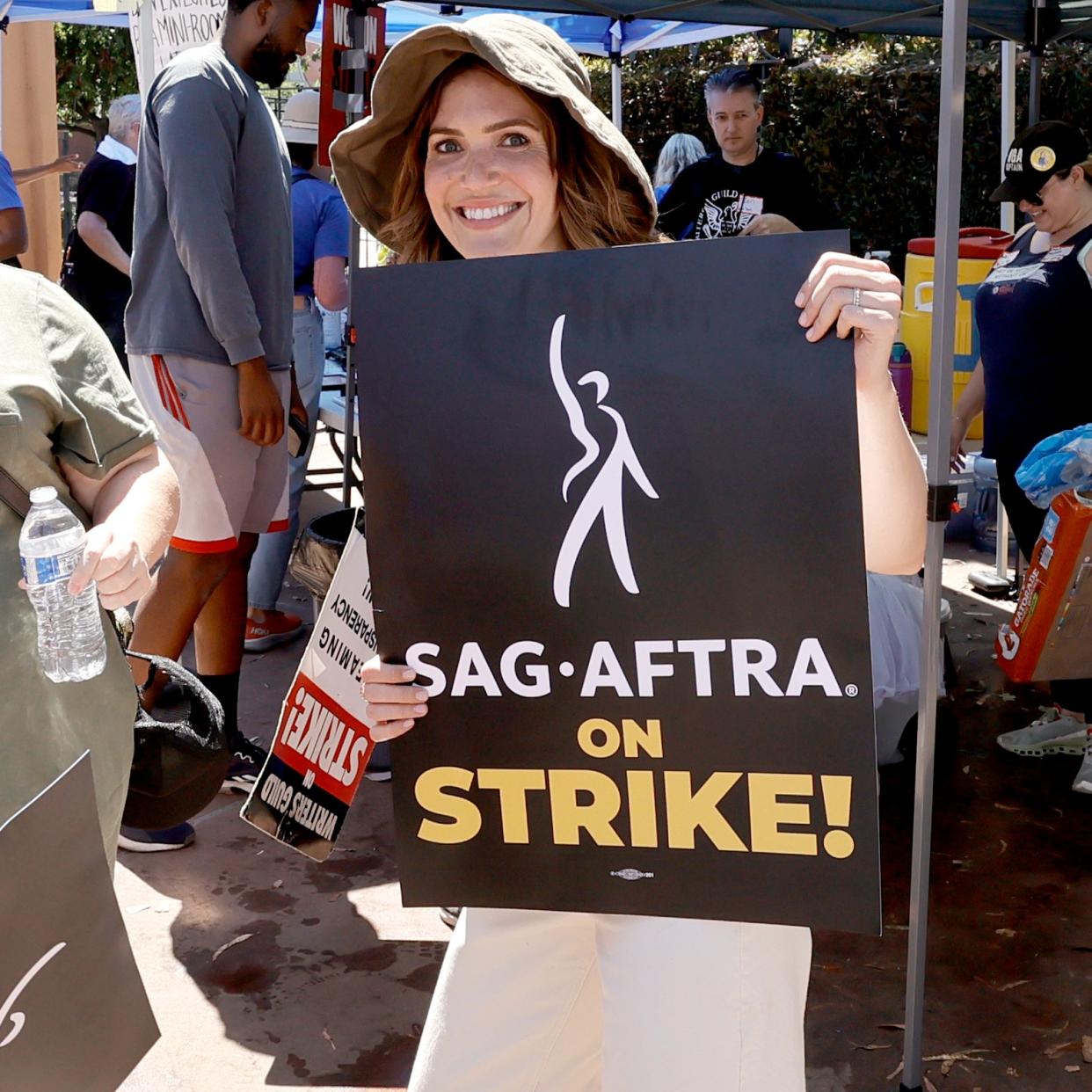  Mandy Moore picketing for SAG-AFTRA strike 