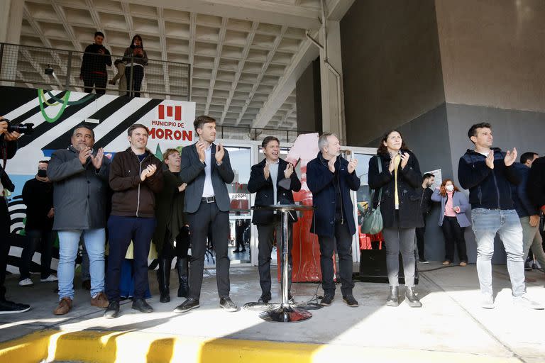 Axel Kicillof despidió a los egresados que se fueron de viaje desde Merlo