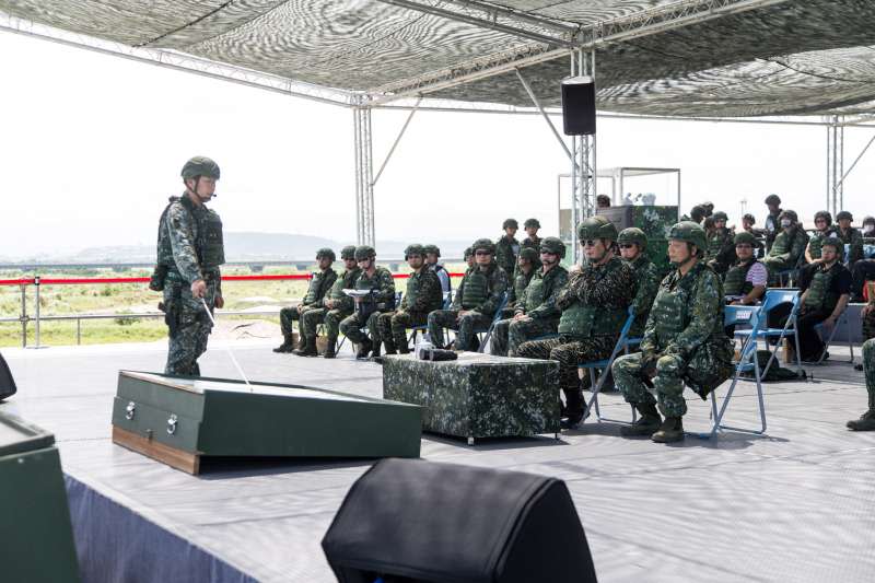 20200703-總長黃曙光1日視導台中甲南海灘「聯合反登陸作戰操演」。（取自軍聞社）