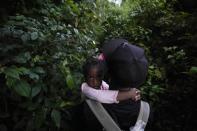 Un migrante y su hija continúan su viaje hacia el norte el miércoles 15 de septiembre de 2021, cerca de Acandí, Colombia. (AP Foto/Fernando Vergara)