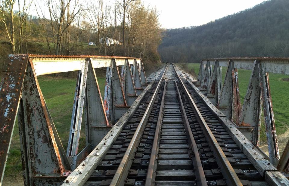For decades, railroad tracks carried coal from eastern Tennessee to power plants in the eastern U.S. <a href="https://www.flickr.com/photos/appvoices/6853913378/in/album-72157629262715216/" rel="nofollow noopener" target="_blank" data-ylk="slk:Appalachian Voices;elm:context_link;itc:0;sec:content-canvas" class="link ">Appalachian Voices</a>, <a href="http://creativecommons.org/licenses/by/4.0/" rel="nofollow noopener" target="_blank" data-ylk="slk:CC BY;elm:context_link;itc:0;sec:content-canvas" class="link ">CC BY</a>