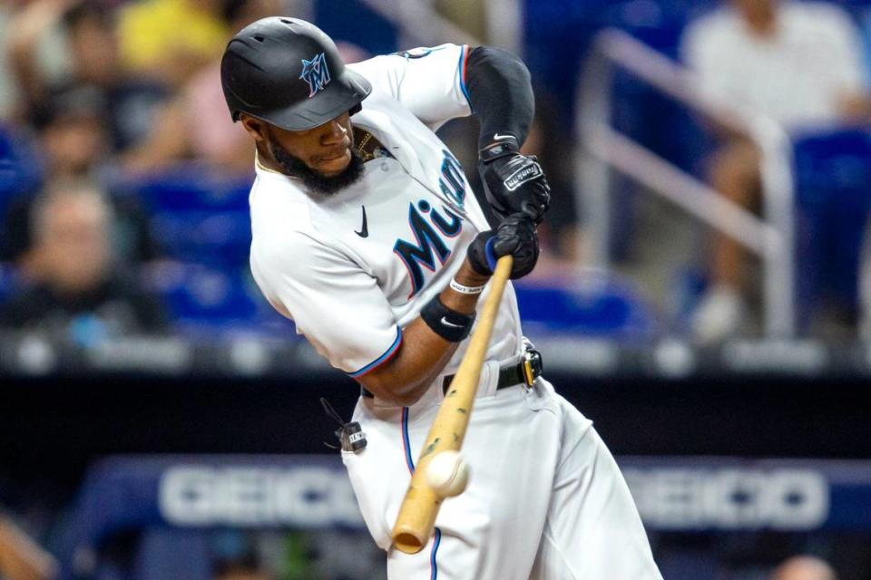 El jardinero de los Marlins Bryan De La Cruz batea un doble en el quinto inning del partido ante los Cachorros de Chicago, celebrado el 21 de septiembre de 2022 en Miami.