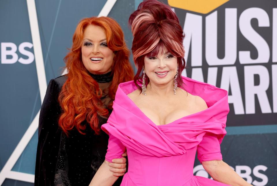 Gemeinsam mit ihrer Tochter Wynonna Judd (links) bildete Naomi Judd das Country-Duo The Judds. Am Samstag verstarb die Musikerin im Alter von 76 Jahren. (Bild: 2022 Getty Images/Jason Kempin)