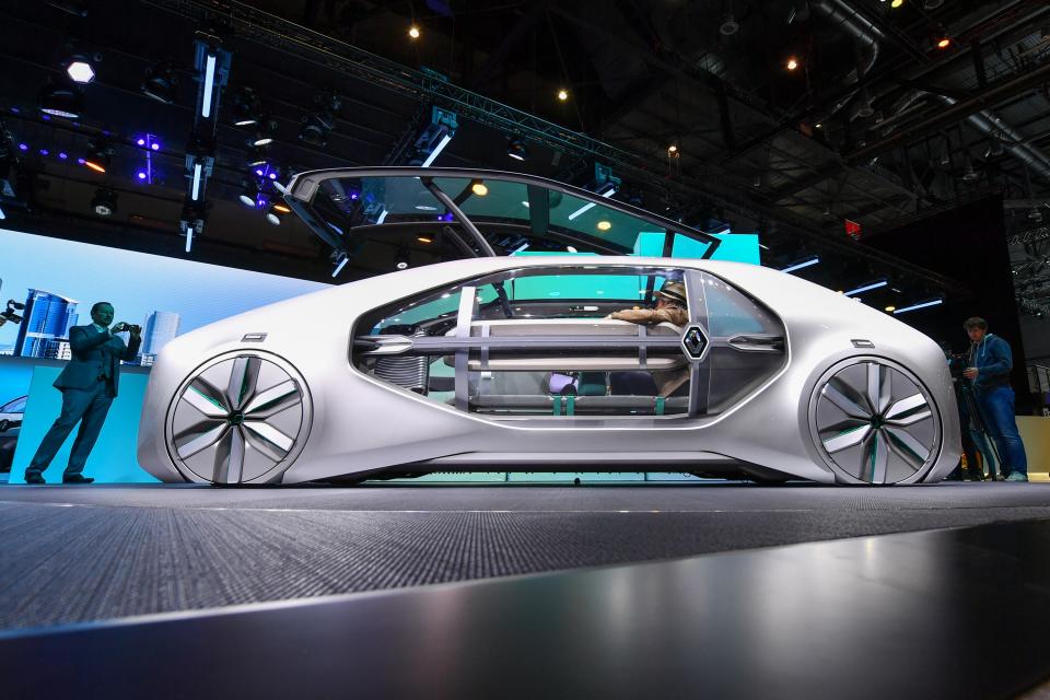 <p>Sieht so die Zukunft aus? Renault stellt beim Genfer Autosalon den EZ-GO vor, ein autonomes Elektroauto. Noch ist das Fahrzeug nicht massentauglich, doch wer weiß, ob wir nicht schon bald so durch die Städte reisen. (Foto: AFP) </p>