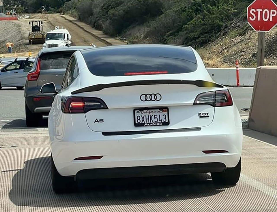 有外國Tesla車主將車身logo換成Audi A5。（網絡圖片）