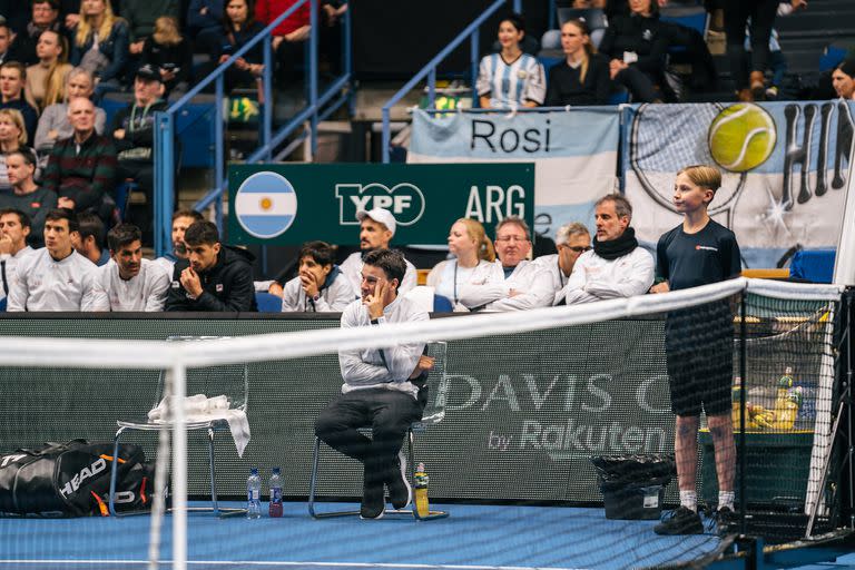 El capitán Guillermo Coria, pensativo, durante el fin de semana en Espoo, donde la Argentina cayó 3-1 ante Finlandia, por los Qualifiers