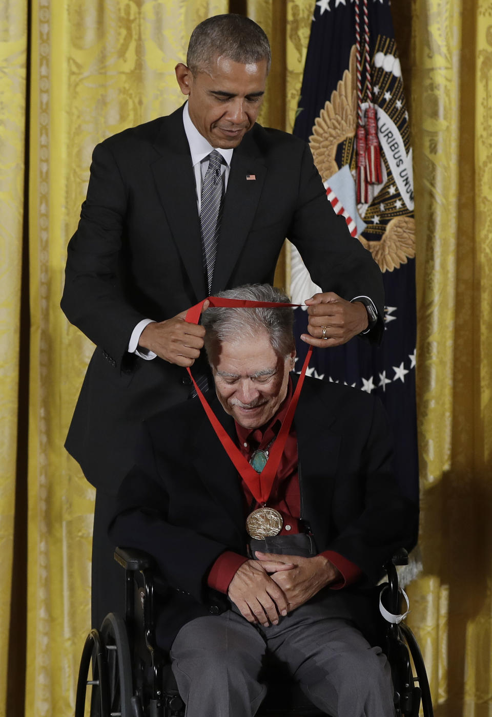 ARCHIVO – En esta fotografía de archivo del 22 de septiembre de 2016 el presidente Barack Obama le da la mano al autor Rudolfo Anaya tras entregarle la Medalla Nacional de Humanidades 2015 durante una ceremonia en la Sala Este de la Casa Blanca en Washington. Anaya, de 82 años, quien ayudó a impulsar el movimiento de la literatura chicana en la década de 1970 con su novela "Bless Me, Ultima" falleció el domingo 28 de junio de 2020. (Foto AP/Susan Walsh, archivo)