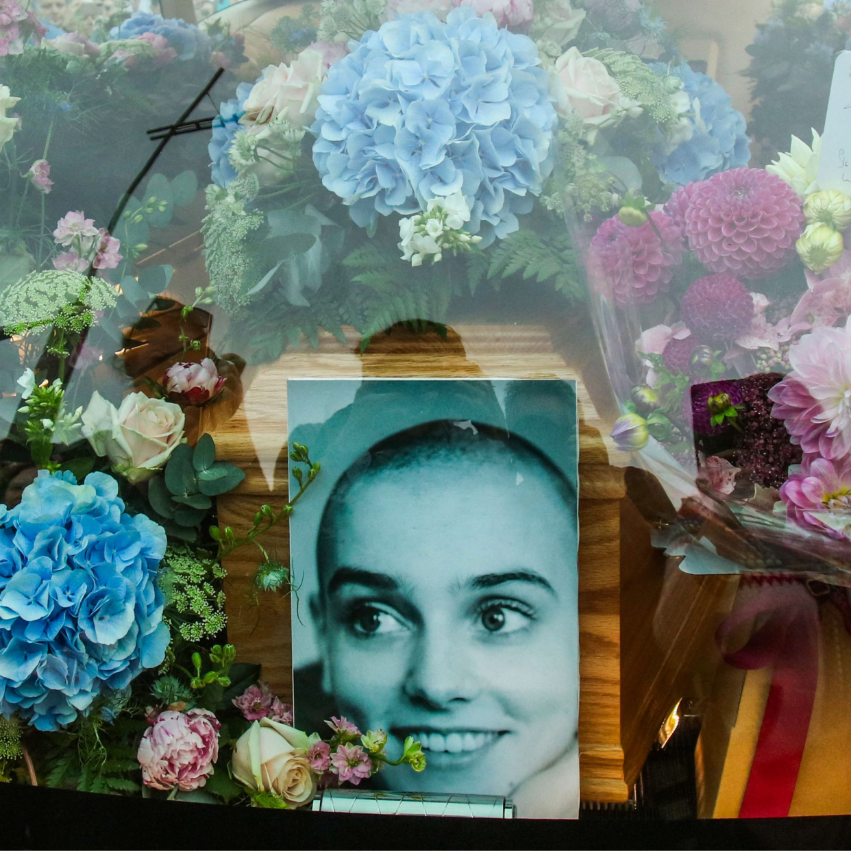  A photograph taken on August 8, 2023 shows the coffin and a picture of late Irish singer Sinead O'Connor, in the hearse during her funeral procession outside her former home in Bray, eastern Ireland, ahead of her funeral on August 8, 2023. A funeral service for Sinead O'Connor, the outspoken singer who rose to international fame in the 1990s, is to be held on Tuesday in the Irish seaside town of Bray. 