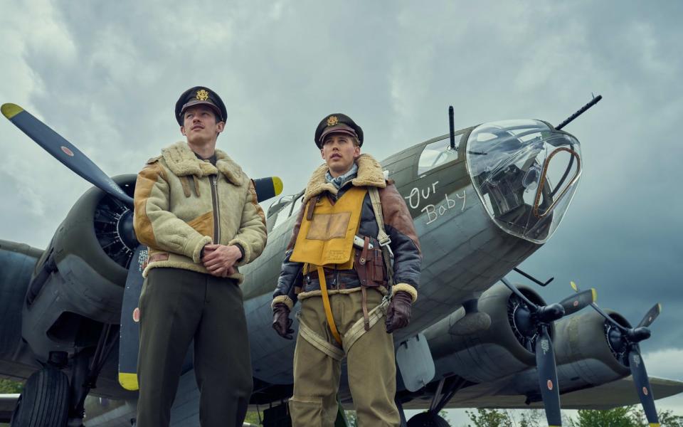 Helden der Lüfte: Callum Turner (links) und Austin Butler in der neunteiligen Miniserie "Masters of the Air" - die wie ihre Vorgängerproduktionen "Band of Brothers" und "The Pacific" von Steven Spielberg und Tom Hanks produziert wurde. (Bild: Apple TV+)