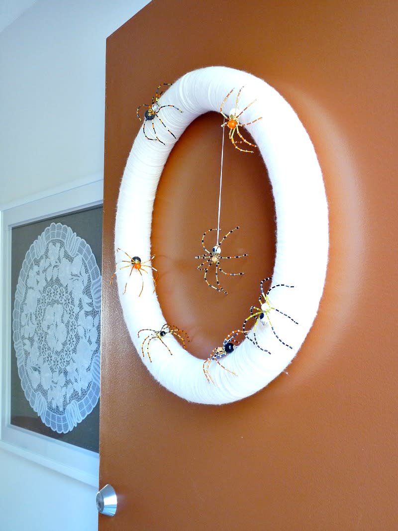 beaded spiders on white wreath (Dans le Lakehouse)