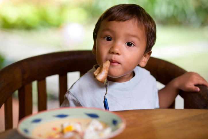 ¿Cómo puedo inculcarle a mi hijo una alimentación sana?