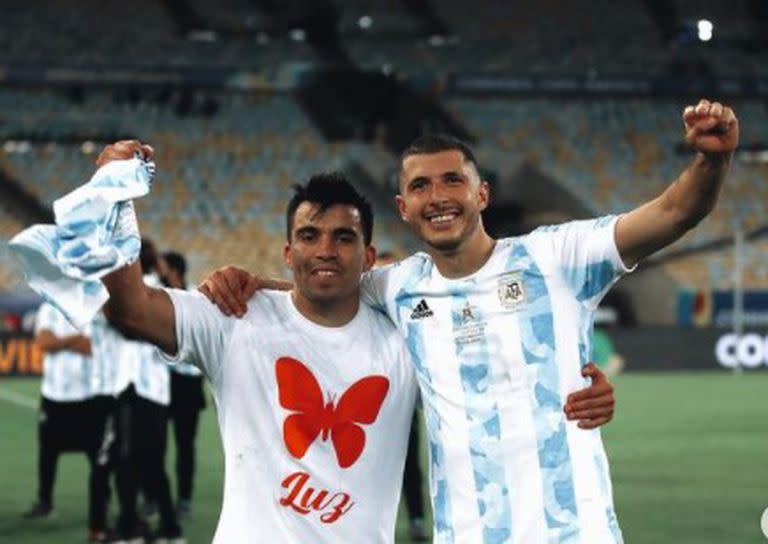 Recuerdo: Marcos Acuña con Guido Rodríguez, tras ganar la Copa América y el homenaje con la remera especial