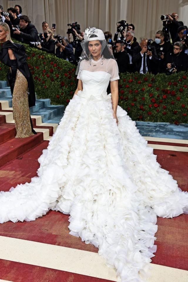 Selena Gomez Hits the 2015 Met Gala With an Elaborate Floral Headpiece