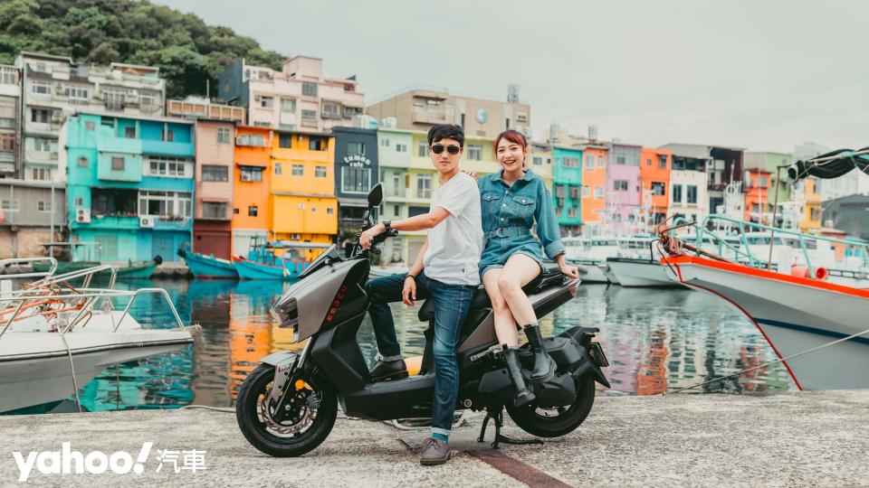 除了近距離觀賞，最好也到對岸一覽彩色屋美景。