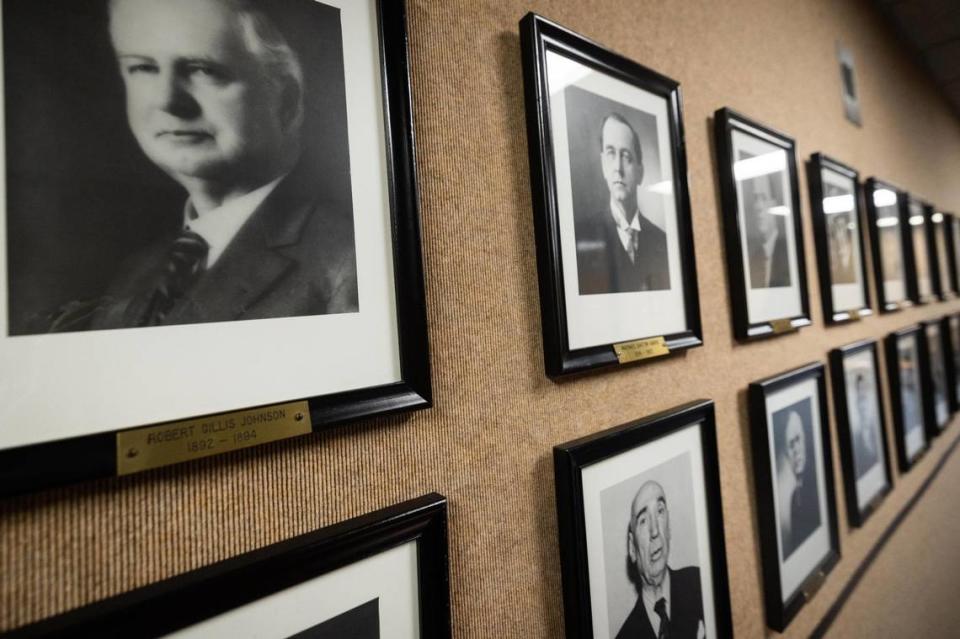 Una pared de retratos de antiguos jueces del Condado de Tarrant expuesta en el quinto piso del edificio administrativo del Condado de Tarrant, en el centro de Fort Worth.