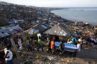 <p>Wohl am schlimmsten erwischte es in diesem Jahr Menschen, die ohnehin schon in Not leben. Hurrikan "Matthew" traf den Inselstaat Haiti mit voller Wucht. Nach bisherigen Erkenntnissen starben rund 550 Menschen. Als “Matthew” das Land mit Windgeschwindigkeiten von bis zu 230 Kilometern pro Stunde heimsuchte, wurden zahlreiche Häuser zerstört, Straßen und Felder überschwemmt. Das Kinderhilfswerk der Vereinten Nationen (Unicef) teilte Anfang November mit, dass 600.000 Kinder auf humanitäre Hilfe angewiesen seien. Sie litten an Hunger, Krankheiten, hätten kein Zuhause und gingen nicht zur Schule. (AP Photo/Dieu Nalio Chery) </p>