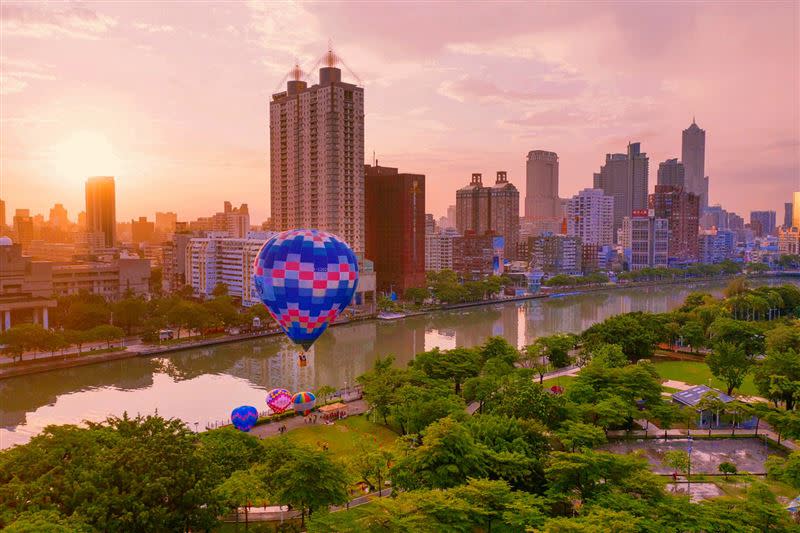 陳其邁說，晨曦照耀下，熱氣球倒映在愛河河景上，彷彿一秒飛到國外（圖／翻攝自陳其邁臉書）