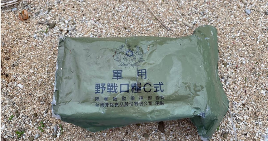 一名日本網友在沖繩撿到戰備口糧。（圖／翻攝自臉書粉專）
