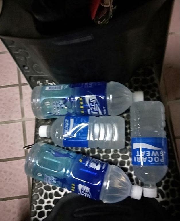 一名女子發文抱怨全聯店員拒絕外借購物籃，最後只好把飲料放置在機車踏墊上。（翻攝自臉書）