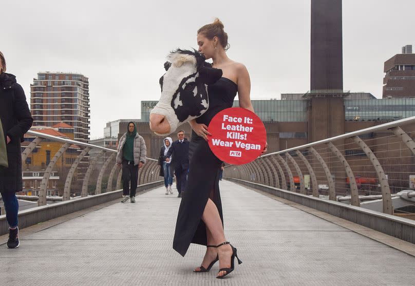 PETA tuvo como objetivo en la Semana de la Moda de Londres de febrero inspirar a la gente a deshacerse del cuero animal