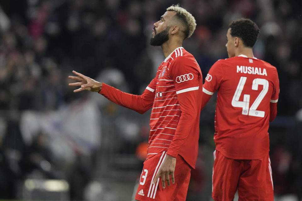 Eric Maxim Choupo-Moting celebra tras anotar el primer gol del Bayern Múnich ante el Paris Saint Germain durante el partido en los octavos de final de la Liga de Campeones, el miércoles 8 de marzo de 2023. (AP Foto/Matthias Schrader)