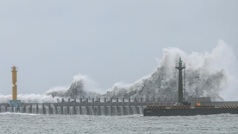 Las olas rompen en la costa de Yilan, en la isla de Taiwán, ante la aproximación del tifón Gaemi el 24 de julio de 2024 (I-Hwa CHENG)