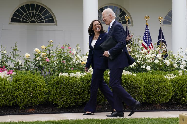  El presidente Joe Biden camina con la vicepresidenta Kamala Harris en el jardín de rosas de la Casa Blanca, en Washington. 