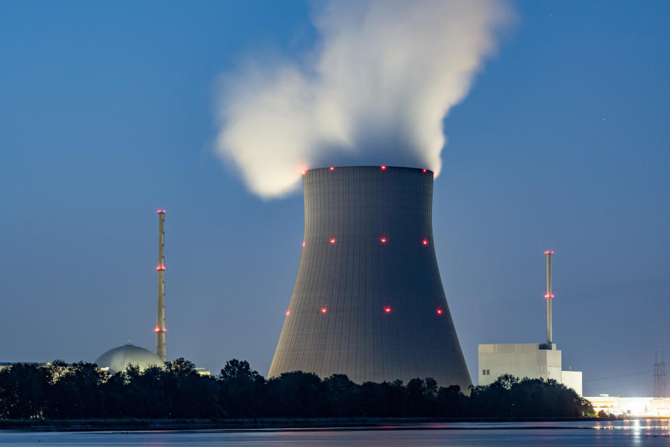 Das Atomkraftwerk Isar 2 sollte zum Jahresende abgeschaltet werden – nun könnte es bis April 2023 in Betrieb bleiben. - Copyright: picture alliance/dpa | Armin Weigel