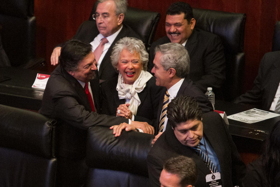 <p>CIUDAD DE MÉXICO, 29AGOSTO2018.- Napoléon Gómez Urrutia, Olga Sánchez Cordero, y Miguel Ángel Mancera, durante la sesión de instalación de la 64 Legislatura en la Cámara de Senadores.<br>FOTO: MOISÉS PABLO /CUARTOSCURO.COM </p>