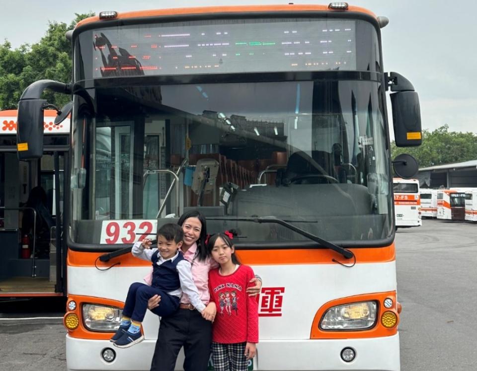 臺北客運932路線公車駕駛員吳佩蓉與家人合影。（新北市交通局提供）